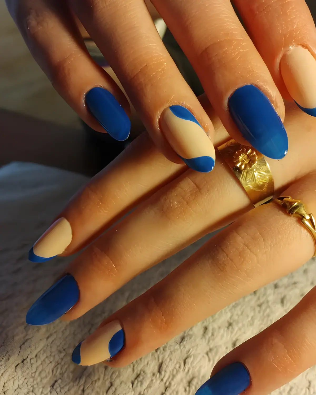 Uñas azules con francesa curva color durazno