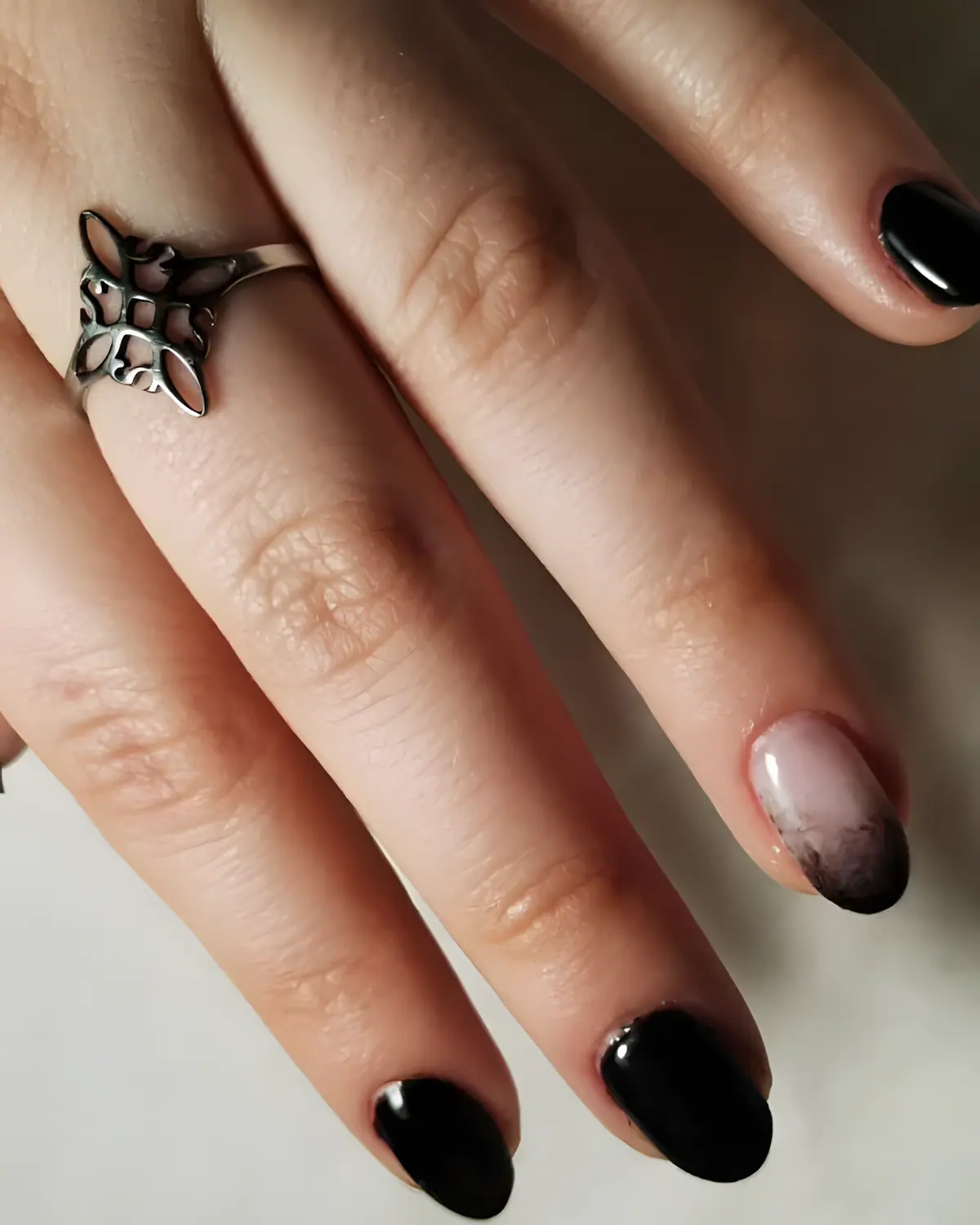Uñas con degradé de transparente a negro