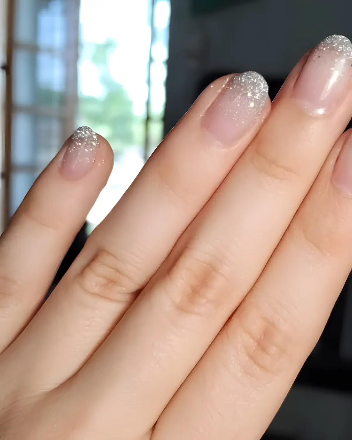 Uñas con degradé de glitter plateado