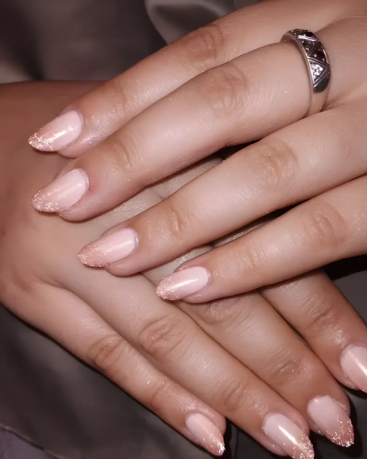 Uñas almendradas rosadas con puntas de glitter