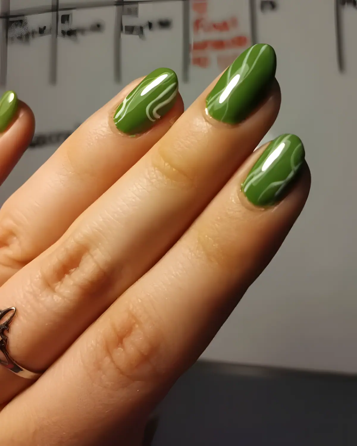 Uñas verde oliva con líneas blancas pintadas a pincel